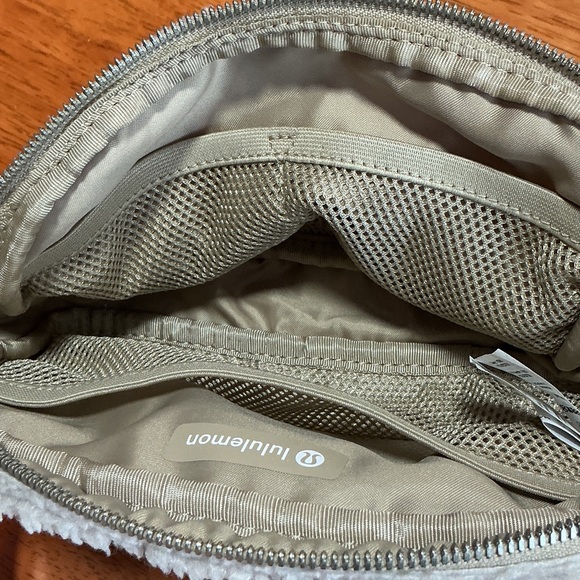 lululemon Everywhere Belt Bag 1L Cream Fleece - Picture 6 of 7